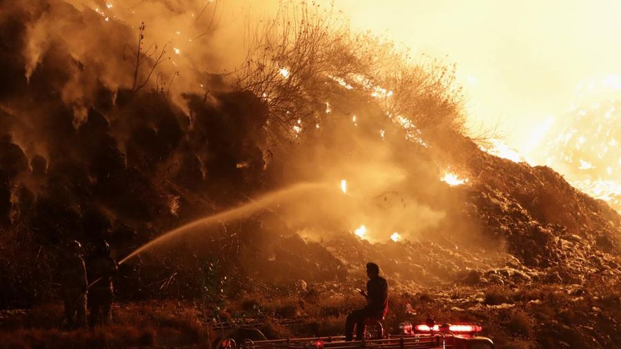 Petugas pemadam kebakaran menyemprotkan air dalam upaya memadamkan kebakaran di Tempat Pembuangan Akhir (TPA) Putri Cempo di Solo, Provinsi Jawa Tengah, Indonesia, pada 2 September 2026. (REUTERS/Stringer)