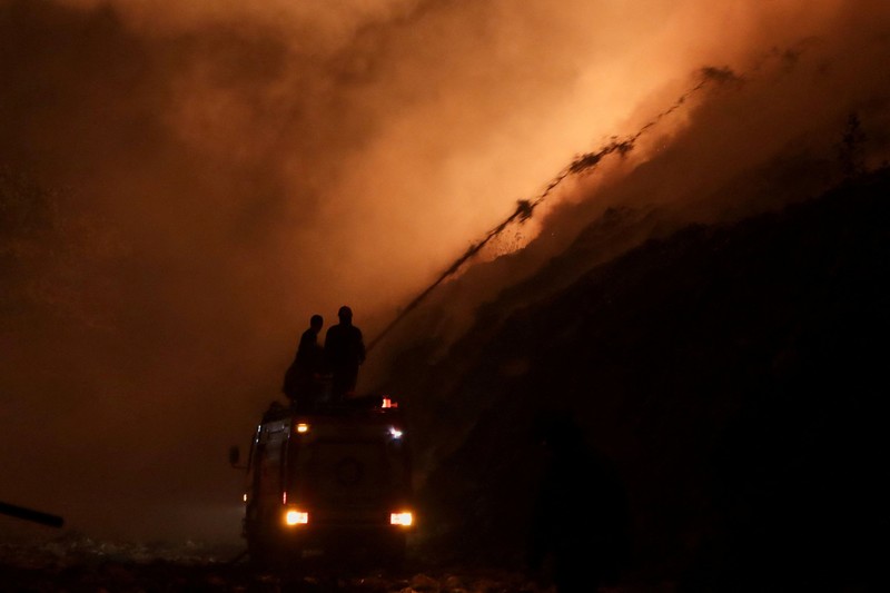 Petugas pemadam kebakaran menyemprotkan air dalam upaya memadamkan kebakaran di Tempat Pembuangan Akhir (TPA) Putri Cempo di Solo, Provinsi Jawa Tengah, Indonesia, pada 2 September 2026. (REUTERS/Stringer)