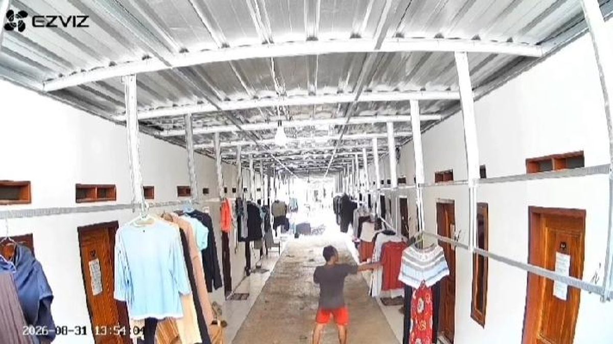 Aksi Penjual Siomai Curi Pakaian Dalam Wanita di Majalengka Terekam CCTV