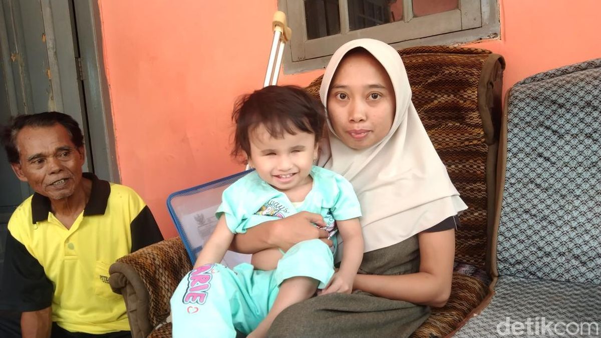 Kisah Ressa di Majalengka, Kaki Patah Sambil Rawat Anak Tanpa Bola Mata