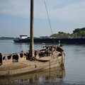 Sebuah bekas kapal penangkap belut yang berlumuran lumpur teronggok di tepi Sungai Rhine saat permukaan air menurun di dekat Neuss, Jerman, pada 4 Agustus 2026. (REUTERS/Stephane Nitschke)