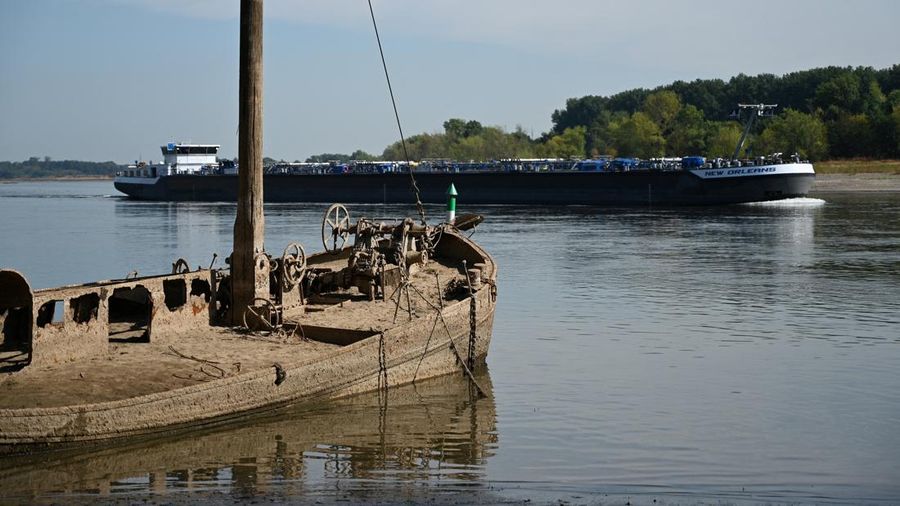Sebuah bekas kapal penangkap belut yang berlumuran lumpur teronggok di tepi Sungai Rhine saat permukaan air menurun di dekat Neuss, Jerman, pada 4 Agustus 2026.