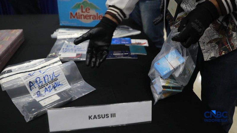 Sejumlah barang bukti dalam konferensi pers tidak pidana perjudian daring di Gedung Awaloedin Djamin Bareskrim Polri, Jakarta, Kamis, (3/9/2026).