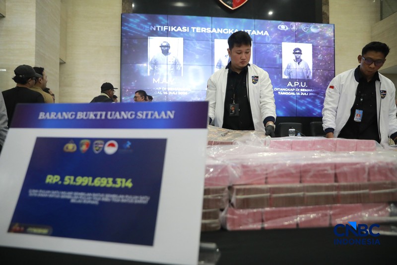 Direktur Tindak Pidana Siber (Dirtipidsiber) Bareskrim Polri Brigjen Pol Adex Yudiswan (tengah) bersama kiri kanan; Direktur Pengendalian Ruang Digital Komdigi Safriansyah Yanwar Rosyadi, Kepala Bagian Penerangan Umum (Kabag Penum) Divisi Humas Polri Kombes Pol. Erdi A. Chaniago (ketiga kiri) Wakil Direktur Tindak Pidana Siber (Wadir Dittipidsiber) Kombes Pol. Andri Sudarmadi, dan Direktur Strateginya kerjasama dalam negeri PPATK Kombes Pol. Yuliani dalam konferensi pers Terkait Tindak Pidana Perjudian Daring di Gedung Awaloedin Djamin Bareskrim Polri, kamis, (3/9/2026). (CNBC Indonesia/Muhammad Sabki)
