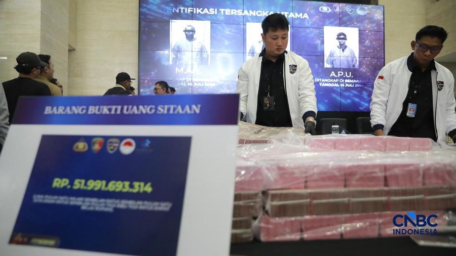 Sejumlah barang bukti dalam konferensi pers tidak pidana perjudian daring di Gedung Awaloedin Djamin Bareskrim Polri, Jakarta, Kamis, (3/9/2026). (CNBC Indonesia/Muhammad Sabki)