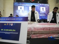 Sejumlah barang bukti dalam konferensi pers tidak pidana perjudian daring di Gedung Awaloedin Djamin Bareskrim Polri, Jakarta, Kamis, (3/9/2026). (CNBC Indonesia/Muhammad Sabki)