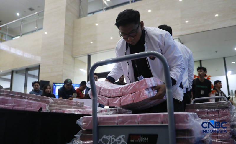 Direktur Tindak Pidana Siber (Dirtipidsiber) Bareskrim Polri Brigjen Pol Adex Yudiswan (tengah) bersama kiri kanan; Direktur Pengendalian Ruang Digital Komdigi Safriansyah Yanwar Rosyadi, Kepala Bagian Penerangan Umum (Kabag Penum) Divisi Humas Polri Kombes Pol. Erdi A. Chaniago (ketiga kiri) Wakil Direktur Tindak Pidana Siber (Wadir Dittipidsiber) Kombes Pol. Andri Sudarmadi, dan Direktur Strateginya kerjasama dalam negeri PPATK Kombes Pol. Yuliani dalam konferensi pers Terkait Tindak Pidana Perjudian Daring di Gedung Awaloedin Djamin Bareskrim Polri, kamis, (3/9/2026). (CNBC Indonesia/Muhammad Sabki)