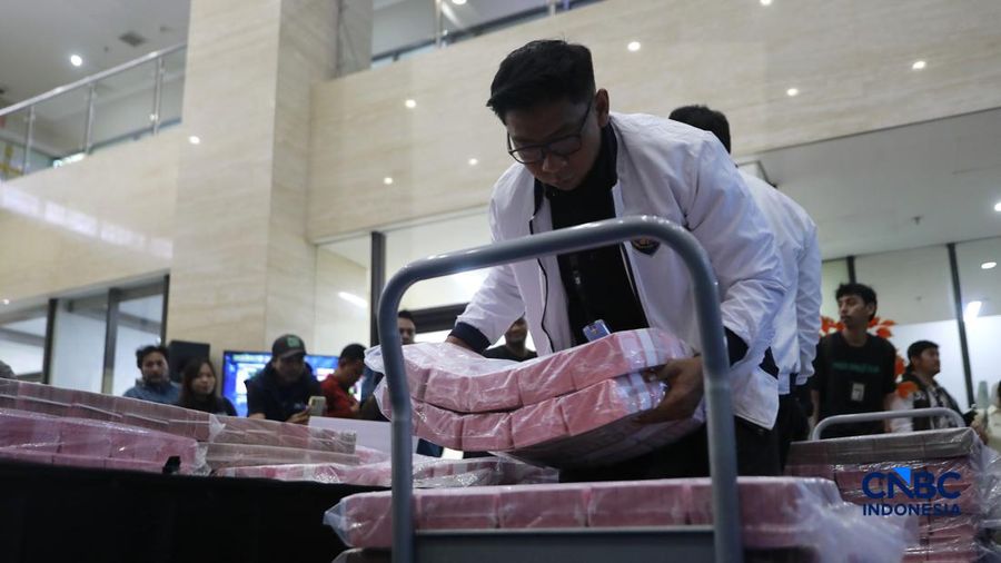Sejumlah barang bukti dalam konferensi pers tidak pidana perjudian daring di Gedung Awaloedin Djamin Bareskrim Polri, Jakarta, Kamis, (3/9/2026).