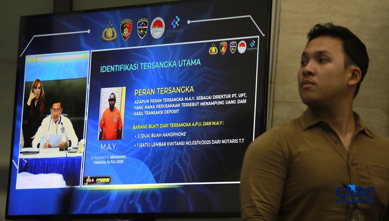 Direktur Tindak Pidana Siber (Dirtipidsiber) Bareskrim Polri Brigjen Pol Adex Yudiswan (tengah) bersama kiri kanan; Direktur Pengendalian Ruang Digital Komdigi Safriansyah Yanwar Rosyadi, Kepala Bagian Penerangan Umum (Kabag Penum) Divisi Humas Polri Kombes Pol. Erdi A. Chaniago (ketiga kiri) Wakil Direktur Tindak Pidana Siber (Wadir Dittipidsiber) Kombes Pol. Andri Sudarmadi, dan Direktur Strateginya kerjasama dalam negeri PPATK Kombes Pol. Yuliani dalam konferensi pers Terkait Tindak Pidana Perjudian Daring di Gedung Awaloedin Djamin Bareskrim Polri, kamis, (3/9/2026). (CNBC Indonesia/Muhammad Sabki)