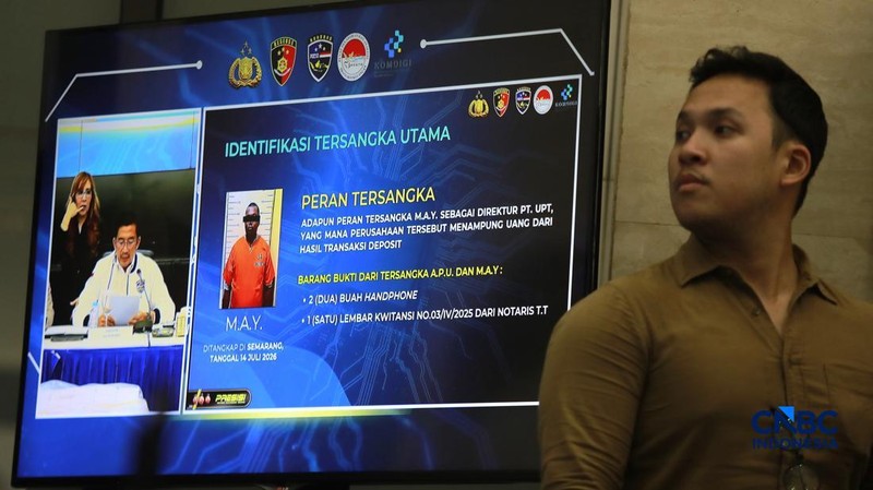 Sejumlah barang bukti dalam konferensi pers tidak pidana perjudian daring di Gedung Awaloedin Djamin Bareskrim Polri, Jakarta, Kamis, (3/9/2026).