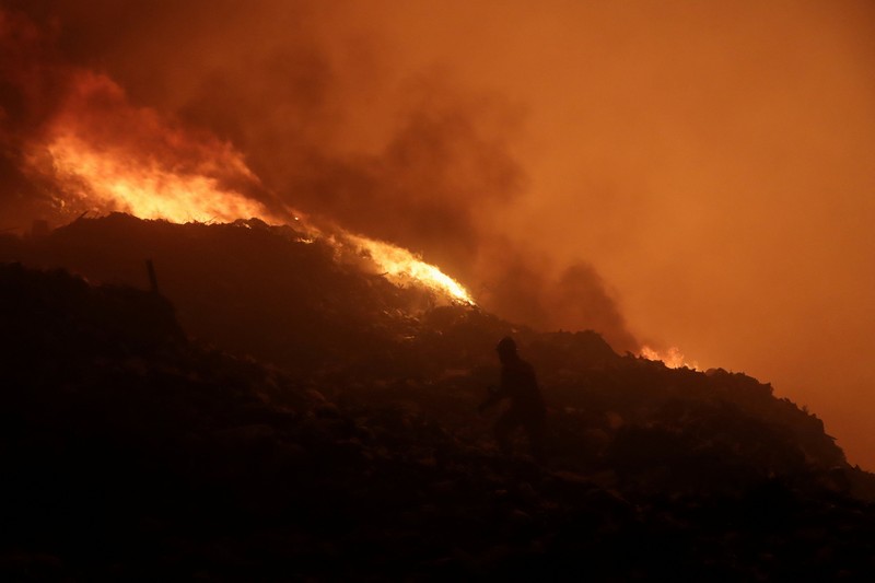 Petugas pemadam kebakaran menyemprotkan air dalam upaya memadamkan kebakaran di Tempat Pembuangan Akhir (TPA) Putri Cempo di Solo, Provinsi Jawa Tengah, Indonesia, pada 2 September 2026. (REUTERS/Stringer)