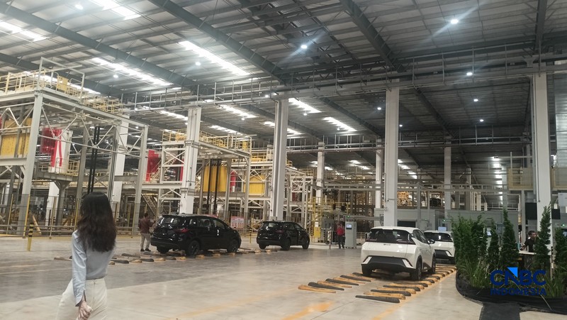 Seseorang melewati area produksi perakitan mobil listrik di Pabrik mobil listrik BYD di Subang, Jawa Barat, Kamis (3/9/2026). (CNBC Indonesia/Ferry Sandi)