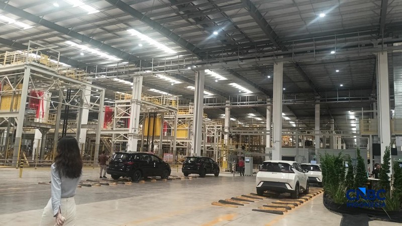 Seseorang melewati area produksi perakitan mobil listrik di Pabrik mobil listrik BYD di Subang, Jawa Barat, Kamis (3/9/2026).