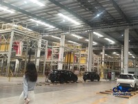 Seseorang melewati area produksi perakitan mobil listrik di Pabrik mobil listrik BYD di Subang, Jawa Barat, Kamis (3/9/2026). (CNBC Indonesia/Ferry Sandi)