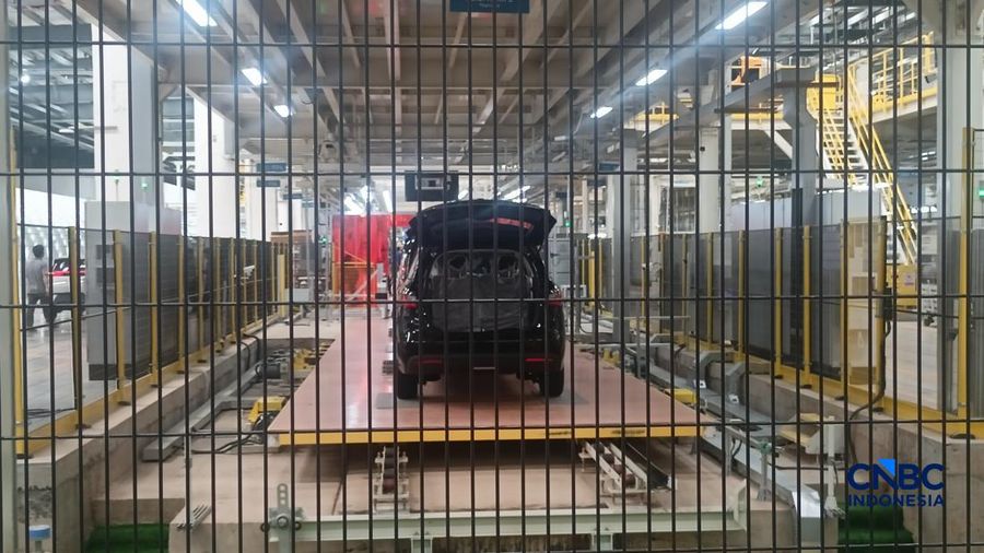 Seseorang melewati area produksi perakitan mobil listrik di Pabrik mobil listrik BYD di Subang, Jawa Barat, Kamis (3/9/2026). Seseorang melewati area produksi perakitan mobil listrik di Pabrik mobil listrik BYD di Subang, Jawa Barat, Kamis (3/9/2026).
