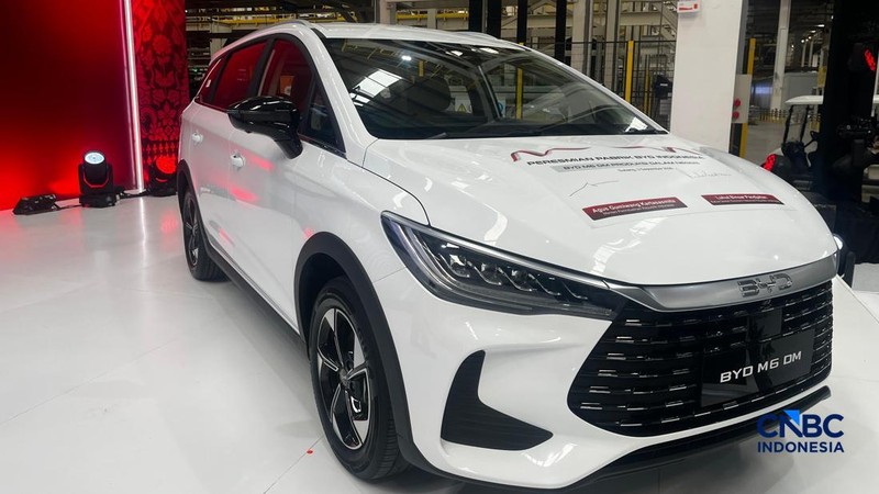 Seseorang melewati area produksi perakitan mobil listrik di Pabrik mobil listrik BYD di Subang, Jawa Barat, Kamis (3/9/2026). (CNBC Indonesia/Ferry Sandi)