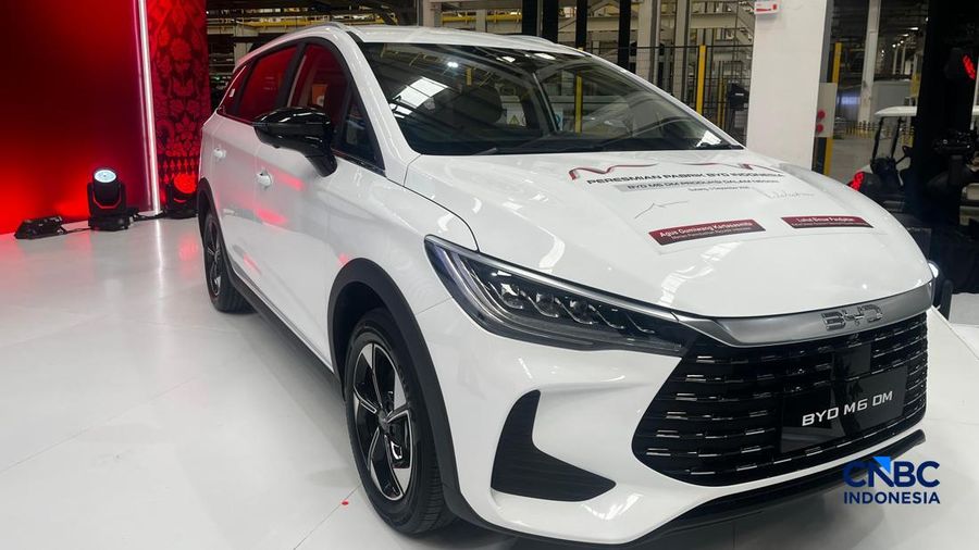 Seseorang melewati area produksi perakitan mobil listrik di Pabrik mobil listrik BYD di Subang, Jawa Barat, Kamis (3/9/2026). Seseorang melewati area produksi perakitan mobil listrik di Pabrik mobil listrik BYD di Subang, Jawa Barat, Kamis (3/9/2026). (CNBC Indonesia/Ferry Sandi)