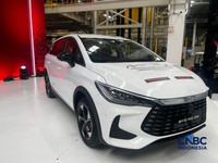 Seseorang melewati area produksi perakitan mobil listrik di Pabrik mobil listrik BYD di Subang, Jawa Barat, Kamis (3/9/2026). (CNBC Indonesia/Ferry Sandi)