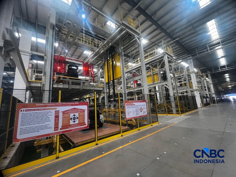 Seseorang melewati area produksi perakitan mobil listrik di Pabrik mobil listrik BYD di Subang, Jawa Barat, Kamis (3/9/2026). (CNBC Indonesia/Ferry Sandi)