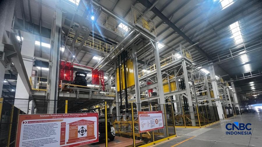 Seseorang melewati area produksi perakitan mobil listrik di Pabrik mobil listrik BYD di Subang, Jawa Barat, Kamis (3/9/2026). Seseorang melewati area produksi perakitan mobil listrik di Pabrik mobil listrik BYD di Subang, Jawa Barat, Kamis (3/9/2026).