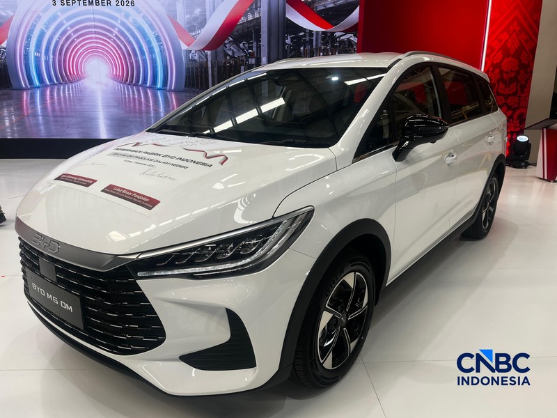 Seseorang melewati area produksi perakitan mobil listrik di Pabrik mobil listrik BYD di Subang, Jawa Barat, Kamis (3/9/2026). (CNBC Indonesia/Ferry Sandi)