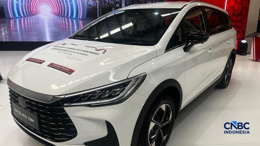 Seseorang melewati area produksi perakitan mobil listrik di Pabrik mobil listrik BYD di Subang, Jawa Barat, Kamis (3/9/2026). Seseorang melewati area produksi perakitan mobil listrik di Pabrik mobil listrik BYD di Subang, Jawa Barat, Kamis (3/9/2026).