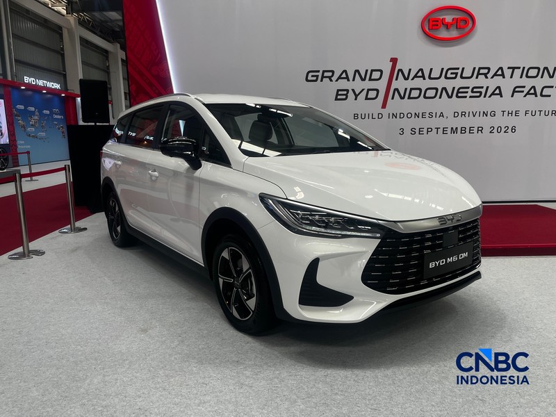 Seseorang melewati area produksi perakitan mobil listrik di Pabrik mobil listrik BYD di Subang, Jawa Barat, Kamis (3/9/2026). (CNBC Indonesia/Ferry Sandi)