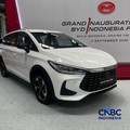 Seseorang melewati area produksi perakitan mobil listrik di Pabrik mobil listrik BYD di Subang, Jawa Barat, Kamis (3/9/2026). (CNBC Indonesia/Ferry Sandi)