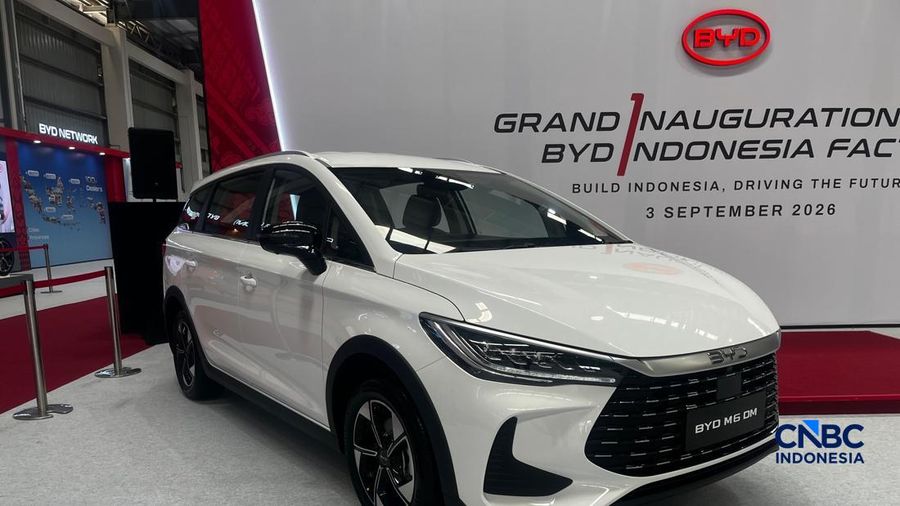 Seseorang melewati area produksi perakitan mobil listrik di Pabrik mobil listrik BYD di Subang, Jawa Barat, Kamis (3/9/2026). Seseorang melewati area produksi perakitan mobil listrik di Pabrik mobil listrik BYD di Subang, Jawa Barat, Kamis (3/9/2026).