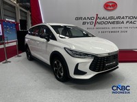 Seseorang melewati area produksi perakitan mobil listrik di Pabrik mobil listrik BYD di Subang, Jawa Barat, Kamis (3/9/2026). (CNBC Indonesia/Ferry Sandi)