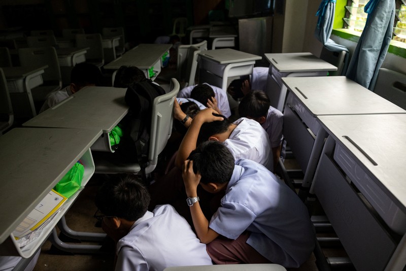 simulasi penanganan penembakan di SMA Carlos F. Gonzales, San Rafael, Bulacan, Filipina, Kamis (3/9/2026). (REUTERS/Eloisa Lopez)