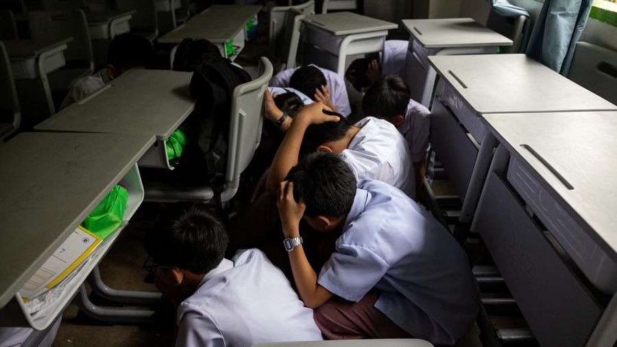simulasi penanganan penembakan di SMA Carlos F. Gonzales, San Rafael, Bulacan, Filipina, Kamis (3/9/2026). (REUTERS/Eloisa Lopez)