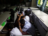 simulasi penanganan penembakan di SMA Carlos F. Gonzales, San Rafael, Bulacan, Filipina, Kamis (3/9/2026). (REUTERS/Eloisa Lopez)