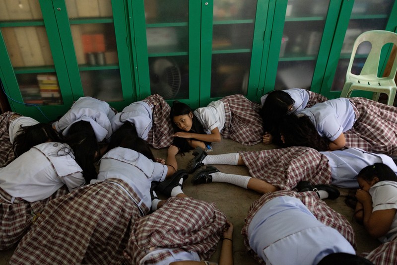 simulasi penanganan penembakan di SMA Carlos F. Gonzales, San Rafael, Bulacan, Filipina, Kamis (3/9/2026). (REUTERS/Eloisa Lopez)