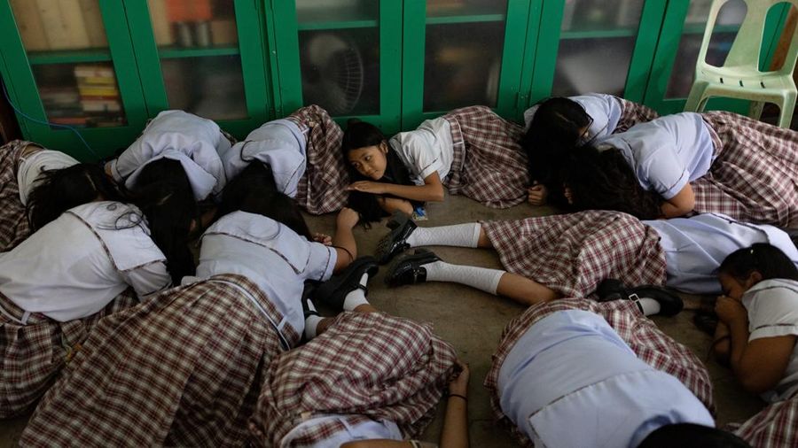 simulasi penanganan penembakan di SMA Carlos F. Gonzales, San Rafael, Bulacan, Filipina, Kamis (3/9/2026). (REUTERS/Eloisa Lopez)