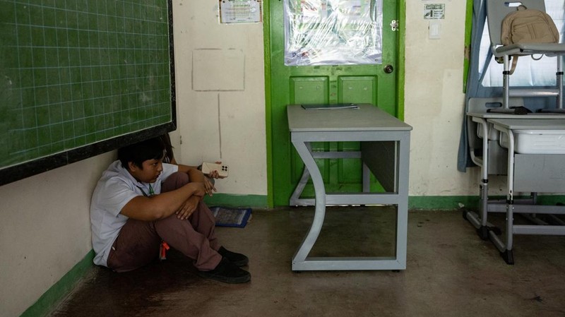 simulasi penanganan penembakan di SMA Carlos F. Gonzales, San Rafael, Bulacan, Filipina, Kamis (3/9/2026). (REUTERS/Eloisa Lopez)