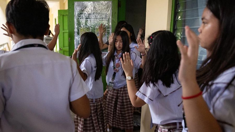 simulasi penanganan penembakan di SMA Carlos F. Gonzales, San Rafael, Bulacan, Filipina, Kamis (3/9/2026). (REUTERS/Eloisa Lopez)