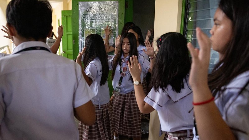 simulasi penanganan penembakan di SMA Carlos F. Gonzales, San Rafael, Bulacan, Filipina, Kamis (3/9/2026). (REUTERS/Eloisa Lopez)