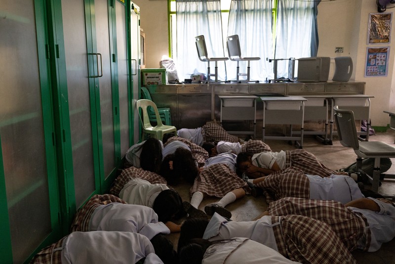 simulasi penanganan penembakan di SMA Carlos F. Gonzales, San Rafael, Bulacan, Filipina, Kamis (3/9/2026). (REUTERS/Eloisa Lopez)
