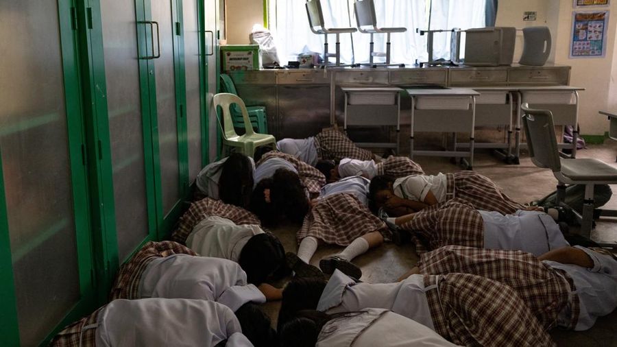 simulasi penanganan penembakan di SMA Carlos F. Gonzales, San Rafael, Bulacan, Filipina, Kamis (3/9/2026). (REUTERS/Eloisa Lopez)