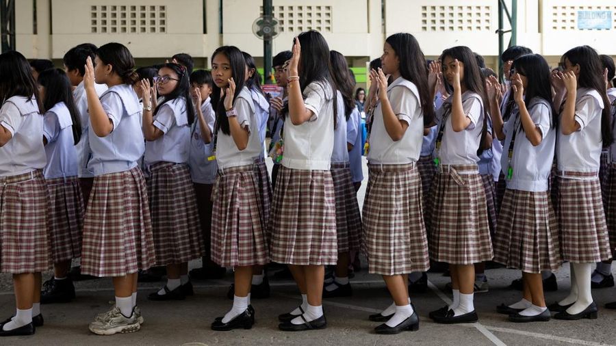simulasi penanganan penembakan di SMA Carlos F. Gonzales, San Rafael, Bulacan, Filipina, Kamis (3/9/2026). (REUTERS/Eloisa Lopez)