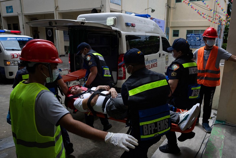 simulasi penanganan penembakan di SMA Carlos F. Gonzales, San Rafael, Bulacan, Filipina, Kamis (3/9/2026). (REUTERS/Eloisa Lopez)
