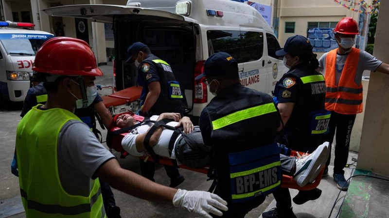 simulasi penanganan penembakan di SMA Carlos F. Gonzales, San Rafael, Bulacan, Filipina, Kamis (3/9/2026). (REUTERS/Eloisa Lopez)