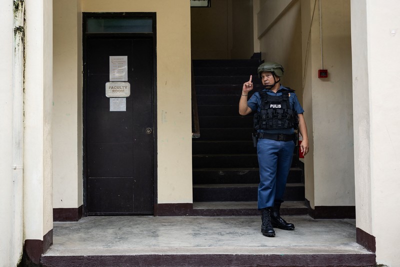 simulasi penanganan penembakan di SMA Carlos F. Gonzales, San Rafael, Bulacan, Filipina, Kamis (3/9/2026). (REUTERS/Eloisa Lopez)