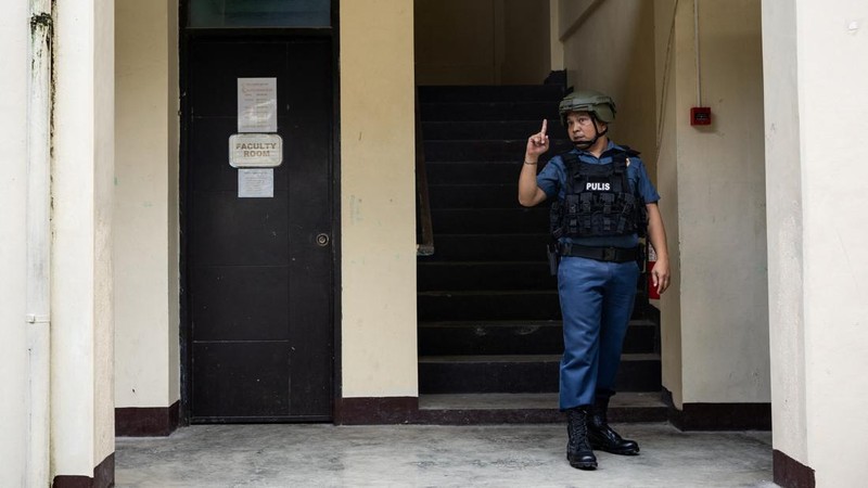 simulasi penanganan penembakan di SMA Carlos F. Gonzales, San Rafael, Bulacan, Filipina, Kamis (3/9/2026). (REUTERS/Eloisa Lopez)