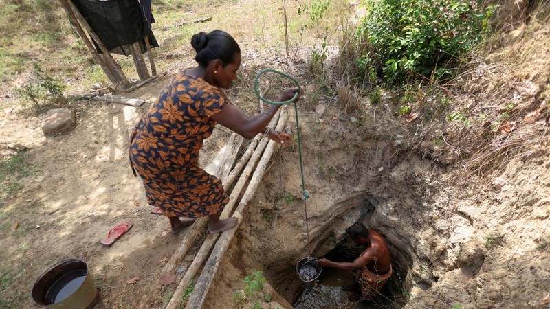 T.B. Leelawathie (49 tahun) menarik timba berisi air sementara suaminya, A.M. Pathmasena (48 tahun), mengambil air dari sumur yang airnya mulai surut di Desa Galwela Yaya, Distrik Ampara, Sri Lanka, pada 28 Agustus 2026.