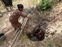 T.B. Leelawathie (49 tahun) menarik timba berisi air sementara suaminya, A.M. Pathmasena (48 tahun), mengambil air dari sumur yang airnya mulai surut di Desa Galwela Yaya, Distrik Ampara, Sri Lanka, pada 28 Agustus 2026. (REUTERS/Priyanshu Singh)