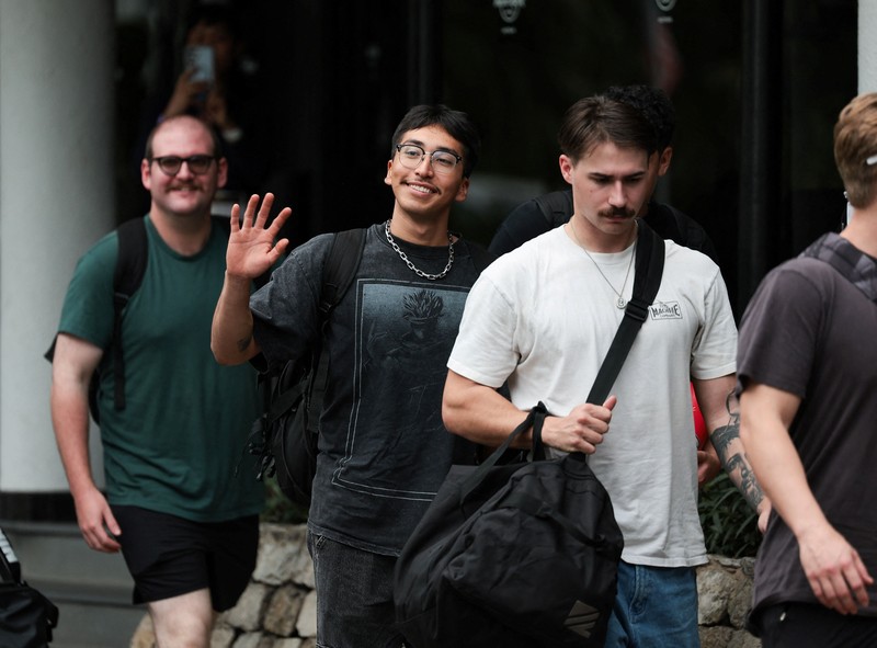 Personel militer AS dari kapal induk kelas Nimitz USS Abraham Lincoln yang sedang bersandar di Pelabuhan Laem Chabang untuk beristirahat setelah penugasan panjang di Timur Tengah&mdash;berfoto bersama seekor burung hantu di Walking Street, Pattaya, Thailand, Kamis (3/9/2026). (REUTERS/Chalinee Thirasupa)