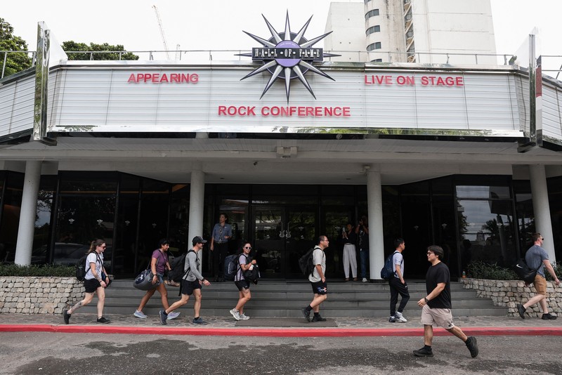Personel militer AS dari kapal induk kelas Nimitz USS Abraham Lincoln yang sedang bersandar di Pelabuhan Laem Chabang untuk beristirahat setelah penugasan panjang di Timur Tengah&mdash;berfoto bersama seekor burung hantu di Walking Street, Pattaya, Thailand, Kamis (3/9/2026). (REUTERS/Chalinee Thirasupa)