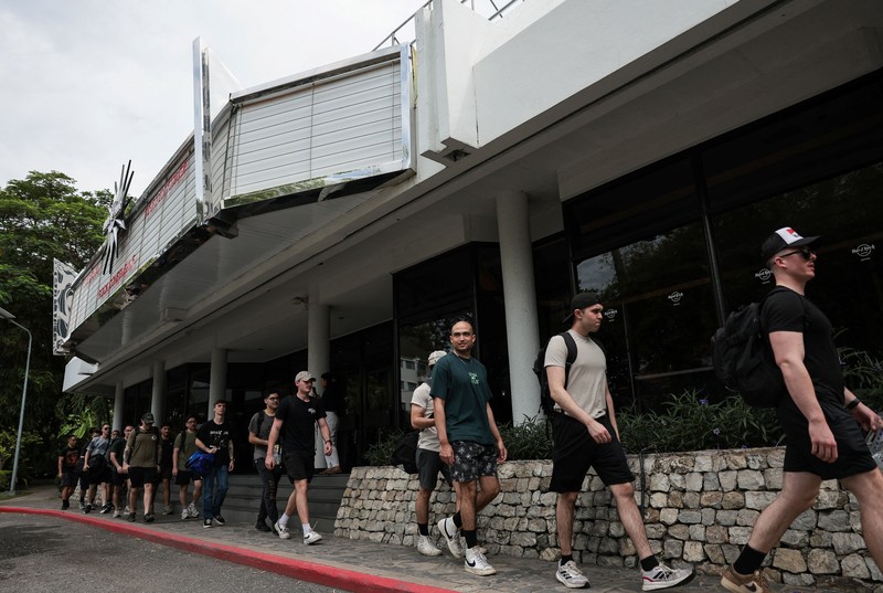 Personel militer AS dari kapal induk kelas Nimitz USS Abraham Lincoln yang sedang bersandar di Pelabuhan Laem Chabang untuk beristirahat setelah penugasan panjang di Timur Tengah&mdash;berfoto bersama seekor burung hantu di Walking Street, Pattaya, Thailand, Kamis (3/9/2026). (REUTERS/Chalinee Thirasupa)